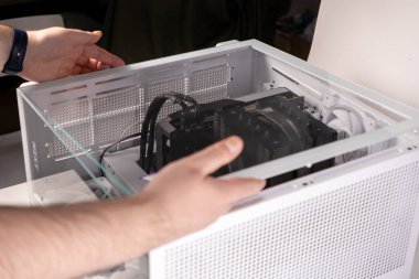 Özel yapım için cam panel ve yüksek performans bileşenlerine sahip beyaz bir bilgisayar kutusu birleştiriliyor 