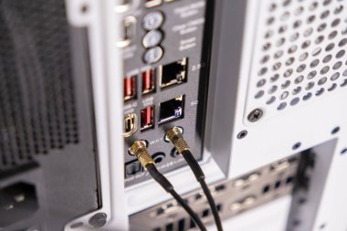 Modern bilgisayar paneli wifi 7 anten, 5g ethernet, usb-c 100w, ve parlak beyaz bir çantada son teknoloji bağlantı içeriyor.