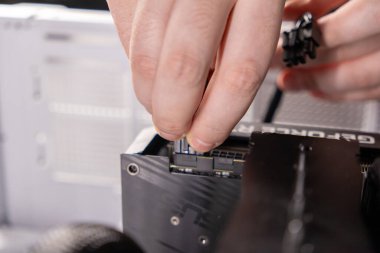 pc montaj için gpu güç kabloları bağlanıyor, eller grafiksel kart kurulumu, özel bilgisayar yapısı, oyun kurulumu, diy donanım kurulumu, kablo yönetimi