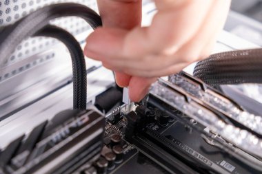 PC montajı sırasında güç kablosunun ana karta bağlanması, el ve donanımın kapatılması, kablo yönetimi, bilgisayar geliştirme sürecinin ayrıntılı görünümü