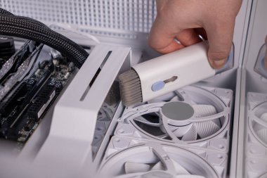 Fırçalı bilgisayar çantası, el temizleme aracı, iç bilgisayar çantası, bakım, toz temizleme, bilgisayar bakımı, bilgisayar vantilatörü, temizlik rutini