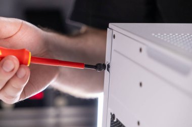 vida pc durum paneli, tornavida, el sıkma vida, bilgisayar montaj, vaka bakımı, onarım süreci, diy yapı, donanım kurulumu, verimli çalışma alanı, elektronik bileşenler