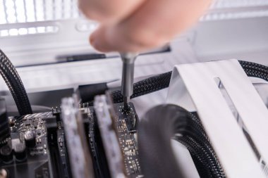 ana kart, tornavida, el güvenliği vidası, bilgisayar montajı, donanım bakımı, diy pc kurulumu, hassas montaj, ana kart kurulumu, kablo yönetimi, verimli çalışma alanı