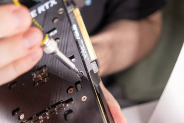 gpu arka plakasını sökmek, bakım, grafik kartı, yakın çekim, hassas tornavida, yükseltme donanımı, siyah arka plaka, onarım, pcie bağlayıcısı 