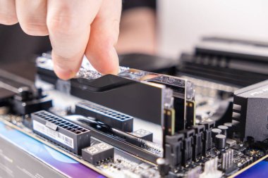 bellek modülü, ram kurulum süreci, ana kart montajı, el ayarı ram, donanım kurulumu, masaüstü yapısı, pc yükseltme, bellek yuvası odağı, elle yapılandırma