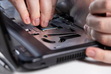 dizüstü bilgisayar için özel klavye kurdele kablosu bağlama, eller sokete düz kablo monte etme, yakın görüş, teknik süreç, donanım onarımı