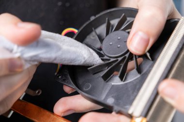 Soğutma performansını artırmak için sistem bakımı sırasında vantilatör bıçakları yumuşak bir bez ile dizüstü bilgisayardan toz kaldırma