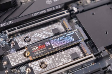 Poznan, Polonya - 25 Kasım 2024: SAMSUNG 4TB M.2 PCIe Gen4 NVMe 990 PRO SSD modern bir anakart üzerine kurulu, gelişmiş depolama teknolojisi ve performans performansını vurguluyor