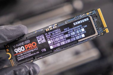 Poznan, Polonya - 25 Kasım 2024: SAMSUNG 1TB M.2 PCIe Gen4 NVMe 980 PRO SSD 'nin yakın çekimi, özelliklerini ve yüksek hızlı depolama için kompakt tasarımı sergiliyor