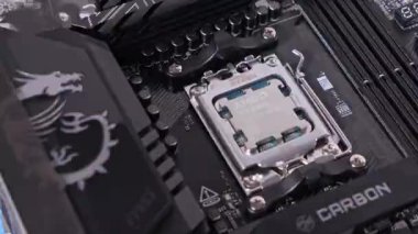 Poznan, Polonya - 25 Kasım 2024: AMD Ryzen işlemcisi MSI ana kart soketine yerleştirildi, PC montajı ve kurulumu için hazır, yüksek performanslı donanımın ayrıntılı görünümü