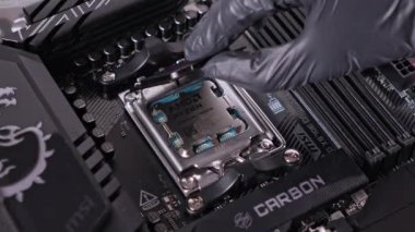 Poznan, Polonya - 25 Kasım 2024: işlemci ana kart soketine güvenli bir şekilde yerleştirilmiş, AMD Ryzen CPU 'yu MSI ana kartı içinde gösteriyor, PC montaj sürecine yakın çekim