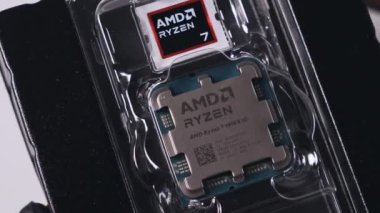 Poznan, Polonya - 25 Kasım 2024: AMD Ryzen 79800X3D işlemci görünür plastik kaplama ve işlemci ayrıntıları