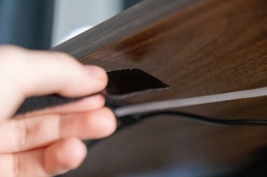 Kablolu yayın organizasyonu ve işyeri yöneticileri için ahşap masanın altına cırt cırt cırt kayış yerleştirmek
