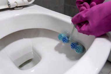 Banyo bakımında hijyen ve koku kontrolü için tuvalet spreyi yerleştiriliyor.