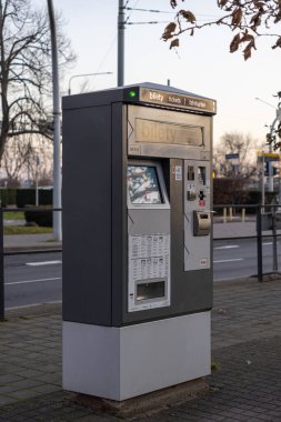 Poznan, Polonya - 25 Aralık 2024: dijital ekranlı ve ödeme terminalli bir tramvay durağında bilet otomatı