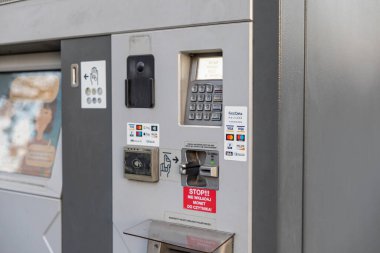 Poznan, Polonya - 25 Aralık 2024: bir bilet otomat ödeme terminalinin klavye, kart okuyucu ve irtibatsız ödeme seçenekleri ile yakın plan