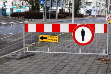 Yaya geçidi bir barikatla kapatıldı. Şehir kaldırımında giriş yasağı ve yön oku vardı. 