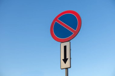 Açık mavi gökyüzü arkaplanında aşağı doğru ok olan bir trafik işareti yok, işaretin altında yasak park alanını gösterir 