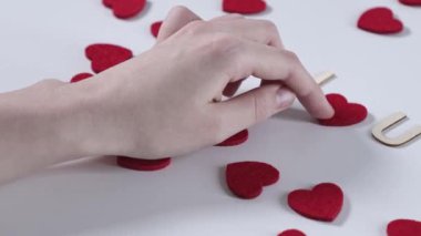 Kırmızı kalp süslemeleri ve ahşap harflerle 