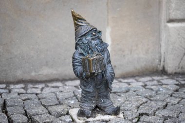 Wroclaw, Polonya - 25 Ocak 2025: Wroclaw 'da Hatıra Cüce (Krasnal Suvenirek), Ünlü Bir Yer Markası ve Şehrin Sevilen Cüce Koleksiyonunun Bir Parçası