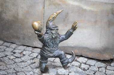 Wroclaw, Polonya - 25 Ocak 2025: Wroclovek Dwarf (Krasnal WrocLovek) Wroclaw 'da, Meşhur bir Landmark ve Şehrin Sevgili Cüce Koleksiyonunun Bir Parçası