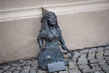 Wroclaw, Polonya - 25 Ocak 2025: Gnome Viking (Krasnala Viking) Wroclaw 'da, Kalkanı ve Baltası Olan Cesur Savaşçı Bir Kadın' ı temsil ediyor.