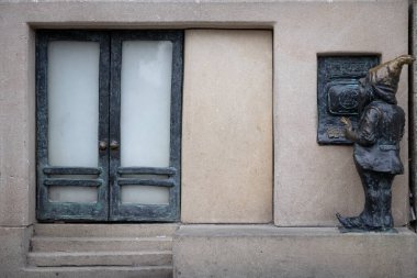 Wroclaw, Polonya - 25 Ocak 2025: Wroclaw 'daki Katledilmiş Hayvanlar Anıtı' ndan Bronz Horoz (Pomnik Zwierzt Rzenych we Wrocawiu) 