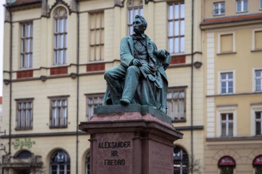Wroclaw, Polonya - 25 Ocak 2025: Wroclaw 'da Aleksander Fredro Anıtı, ünlü Polonyalı oyun yazarı ve şehir meydanındaki şairin anıtı