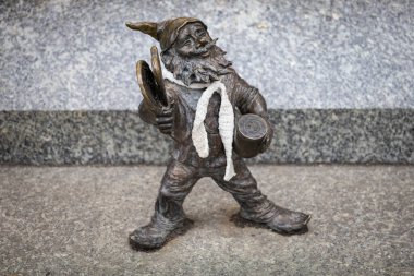 Wroclaw, Polonya - 25 Ocak 2025: Medya ve iletişimi sembolize eden ünlü Wroclaw cüceleri projesinin bir parçası olan bronz cüce heykeli