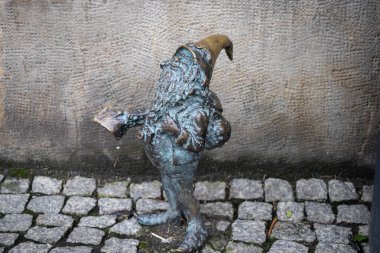 Wroclaw, Polonya - 25 Ocak 2025: Wroclaw Caddelerini Keşfeden Cüce Turist (Krasnal Turysta), Şehrin İkonik Cüce Koleksiyonunda Seyahat ve Macerayı Kutlayan Bronz Heykel