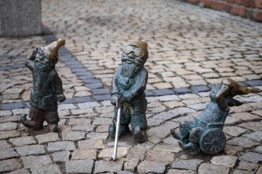 Wroclaw, Polonya - 25 Ocak 2025: Wroclaw 'daki Katledilmiş Hayvanlar Anıtı' ndan Bronz Horoz (Pomnik Zwierzt Rzenych we Wrocawiu) 