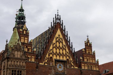 Wroclaw, Polonya - 25 Ocak 2025: Wroclaw Belediye Sarayı, Eski Pazar Meydanı 'nın Görkemli Gotik Tarihi Sembolü