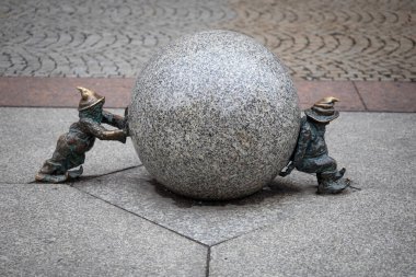 Wroclaw, Polonya - 25 Ocak 2025: Wroclaw 'daki Katledilmiş Hayvanlar Anıtı' ndan Bronz Horoz (Pomnik Zwierzt Rzenych we Wrocawiu) 