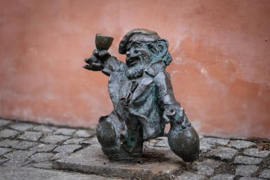 Wroclaw, Polonya - 25 Ocak 2025: Franek Boozer Cüce Heykeli Wroclaw 'da Meşhur Turist Çekimi ve İkonik Kent Tarihi