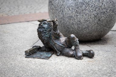 Wroclaw, Polonya - 25 Ocak 2025: Ditek The Dwarf Statue in Wroclaw, Meşhur Cüce Yolu 'nun Eğlenceli Sembolü