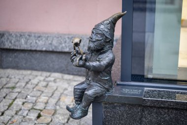 Wroclaw, Polonya - 25 Ocak 2025: Wroclaw 'daki Katledilmiş Hayvanlar Anıtı' ndan Bronz Horoz (Pomnik Zwierzt Rzenych we Wrocawiu) 