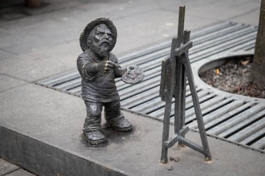 Wroclaw, Polonya - 25 Ocak 2025 Wroclaw 'daki Vincent Cüce Heykeli, Ünlü Cüce Yolu' nda Sanat ve Yaratıcılığın Büyüleyici Övgüsü