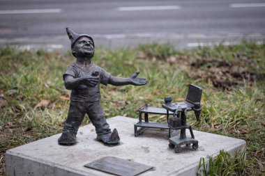 Wroclaw, Polonya - 25 Ocak 2025: Flebus Cüce Heykeli Wroclaw 'da, Sağlık ve Modern Tıbbı Kutlayan Tuhaf Bronz bir figür