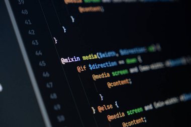 Renkli küstahlık kodlu bilgisayar ekranının kapatılması, karışım ve medya sorgularına odaklanılması, web geliştirme ve ön yüz tasarımı