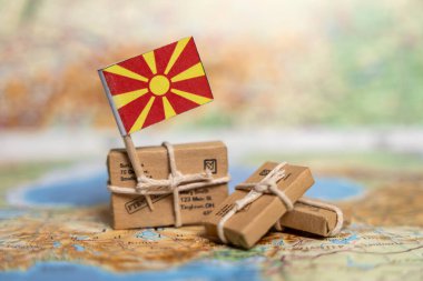 Kuzey Makedonya 'ya Nakliye ve Teslimat Paketleri: Eski Harita Arkaplan Üzerinde Küçük Paketlerle Uluslararası Posta Servisi