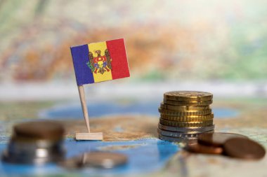 Haritada yığınla madeni para, mali büyüme, para birimi, ticari ilişkiler, yatırım, leu, bankacılık endüstrisi, ekonomik kalkınma, mali politikalar, zenginlik yönetimi, küresel piyasa
