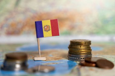 andorra bayrağı dünya haritasında paralar, andorra ekonomisini, finans sistemini, küresel ticareti, yatırımları, ekonomik büyümeyi, uluslararası ticareti ve turizmi temsil ediyor.