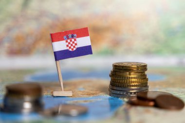Hırvat sikkelerinin dünya haritasında yer aldığı Hırvat bayrağı, Hırvat ekonomisi, finans, yatırımları, ticaret, turizm, ekonomik kalkınma, küreselleşme ve ulusal kimliği temsil ediyor.