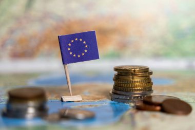 Haritada para yığınları bulunan Avrupa Birliği bayrağı ekonomi, finans ve ticareti sembolize ediyor