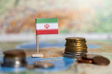Haritada istiflenmiş sikkeler, mali konsept, uluslararası ekonomi, döviz kuru, ekonomik kalkınma ile İran bayrağı