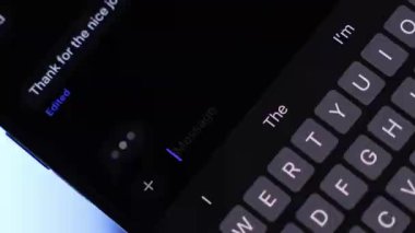 Projenizi bitirdiniz mi, akıllı telefon ekranı ve metin sohbetine odaklandınız mı?