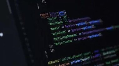 Geliştirici ortamında kaydırma, PHP sözdizimi, arka uç programlama ve yazılım geliştirme üzerine odaklan