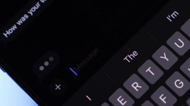 Güzel iş için teşekkürler, akıllı telefon ekranı ve metin mesajlarına odaklan cümlesi içeren bir ileti alınıyor