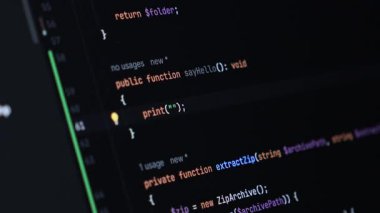 Merhaba World 'ü geliştirme ortamında AI kod önerisiyle yazan geliştirici, PHP sözdizimi, arka uç programlama ve otomasyona odaklan