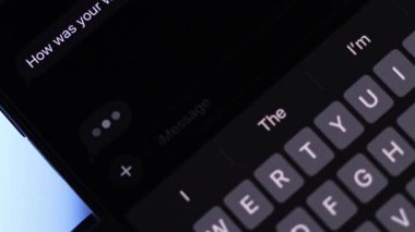 Sohbet sırasında daktilo göstergesi yanıp sönüyor, akıllı telefon klavyesi ve metin mesajlarına odaklan
